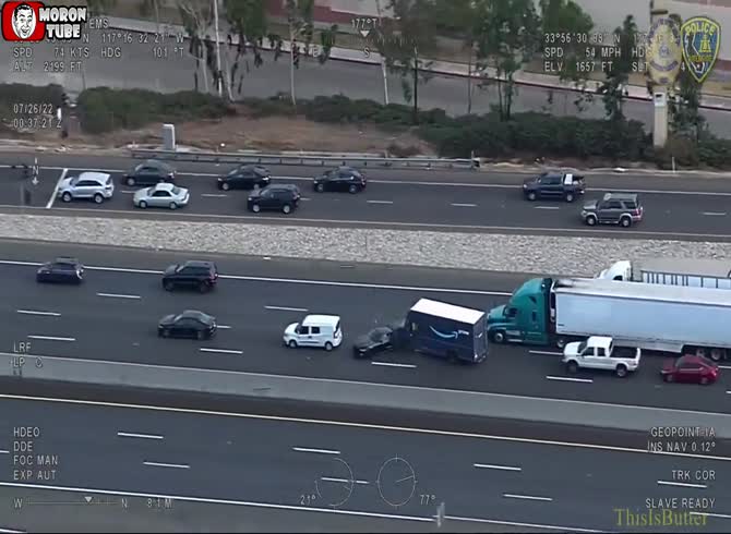 Video :Before being taken into custody, this fugitive collides with many vehicles while riding in an Amazon truck